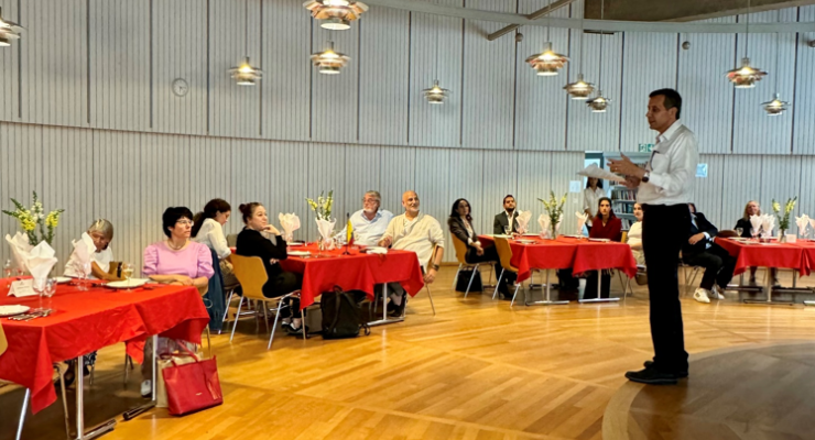 Francisco Echeverri, Embajador de Colombia ante la Confederación Suiza y el Principado de Liechtenstein, dando la bienvenida a los invitados del evento Aromas del Pacífico – Foto: Personal de la Embajada de Colombia en Suiza. 