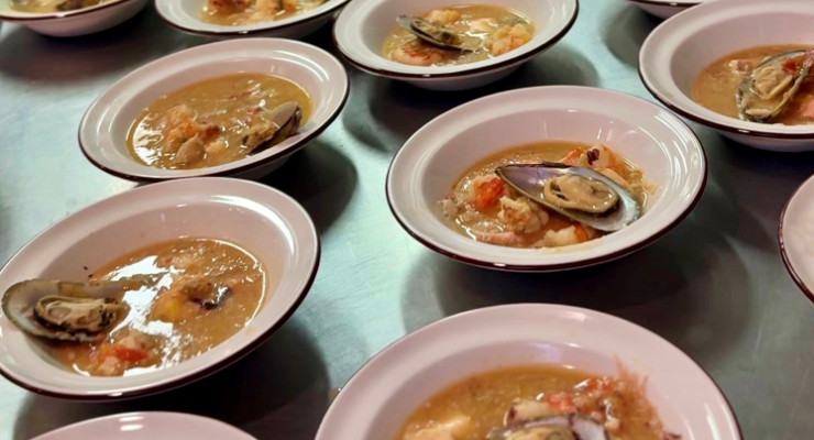 Cazuela de mariscos, segundo tiempo del menú de degustación de la Chef Margarita Estupiñán – Foto: Personal de la Embajada de Colombia en Suiza.