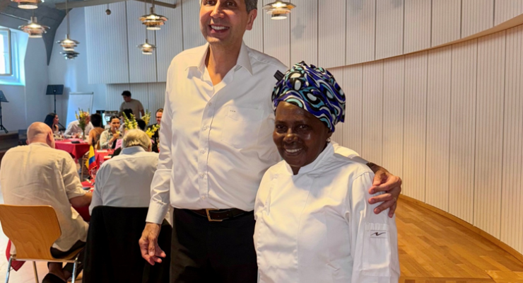 Francisco Echeverri, Embajador de Colombia ante la Confederación Suiza y el Principado de Liechtenstein, junto a la Chef Margarita Estupiñán – Foto: Personal de la Embajada de Colombia en Suiza. 