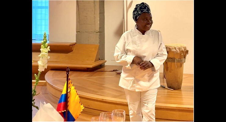 Chef Margarita Estupiñán presentándose ante los comensales en la muestra gastronómica denominada Aromas del Pacífico – Foto: Personal de la Embajada de Colombia en Suiza. 
