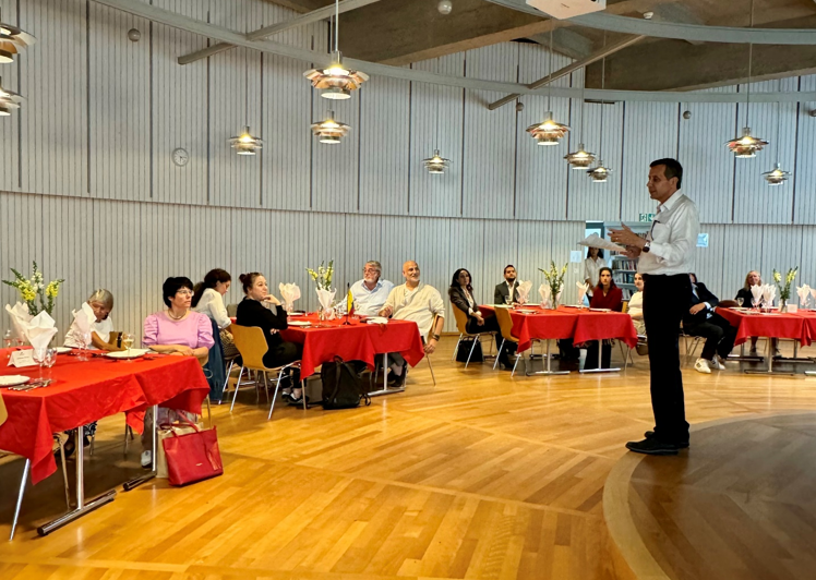 Francisco Echeverri, Embajador de Colombia ante la Confederación Suiza y el Principado de Liechtenstein, dando la bienvenida a los invitados del evento Aromas del Pacífico – Foto: Personal de la Embajada de Colombia en Suiza. 