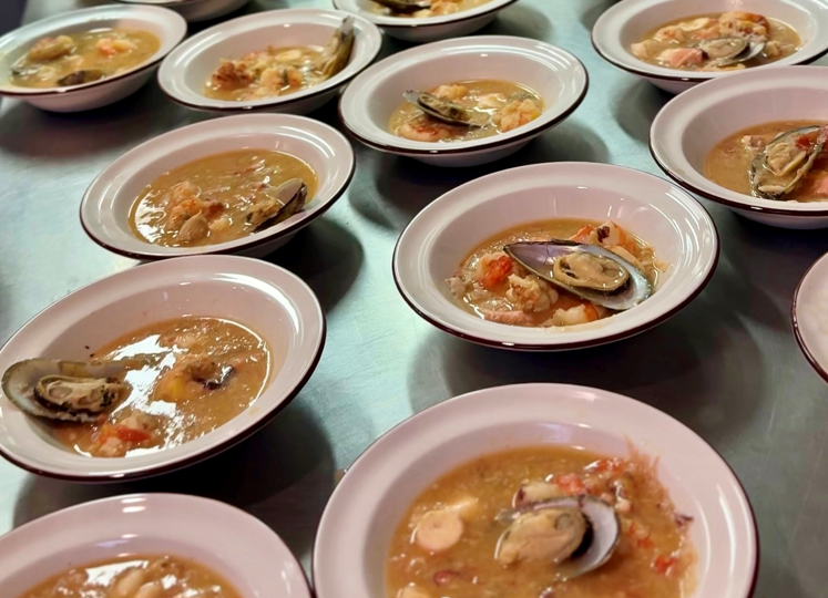 Cazuela de mariscos, segundo tiempo del menú de degustación de la Chef Margarita Estupiñán – Foto: Personal de la Embajada de Colombia en Suiza.