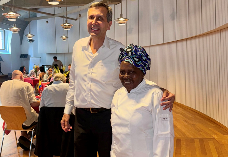 Francisco Echeverri, Embajador de Colombia ante la Confederación Suiza y el Principado de Liechtenstein, junto a la Chef Margarita Estupiñán – Foto: Personal de la Embajada de Colombia en Suiza. 