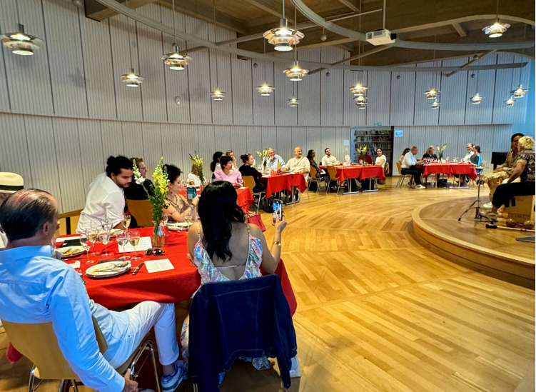 Invitados de la muestra gastronómica disfrutando de las especialidades de la Chef Estupiñán y la interpretación de Kandáleko – Foto: Personal de la Embajada de Colombia en Suiza.