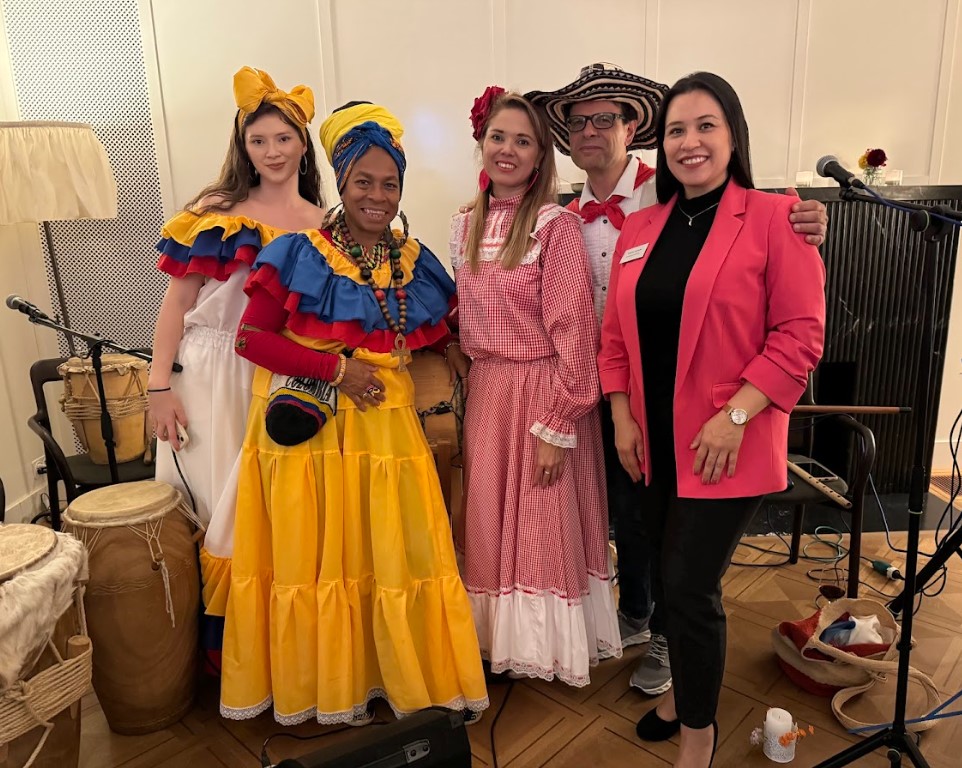 Foto del encuentro con la comunidad científica que contó con la presentación musical del grupo Leyenda del Caribe.