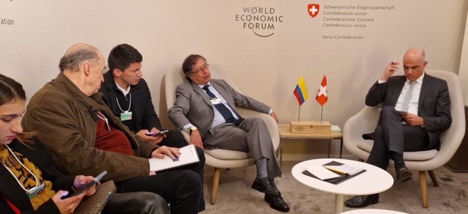 Ministro Álvaro Leyva cumplió, junto al Presidente Gustavo Petro, primer día de agenda en el Foro Económico Mundial