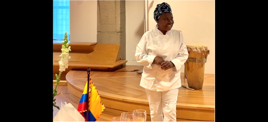 Chef Margarita Estupiñán presentándose ante los comensales en la muestra gastronómica denominada Aromas del Pacífico – Foto: Personal de la Embajada de Colombia en Suiza. 