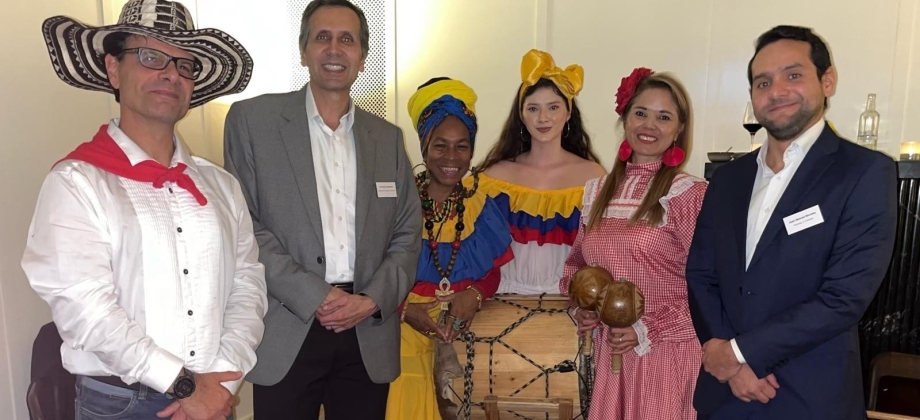 Foto del encuentro con la comunidad científica que contó con la presentación musical del grupo Leyenda del Caribe.